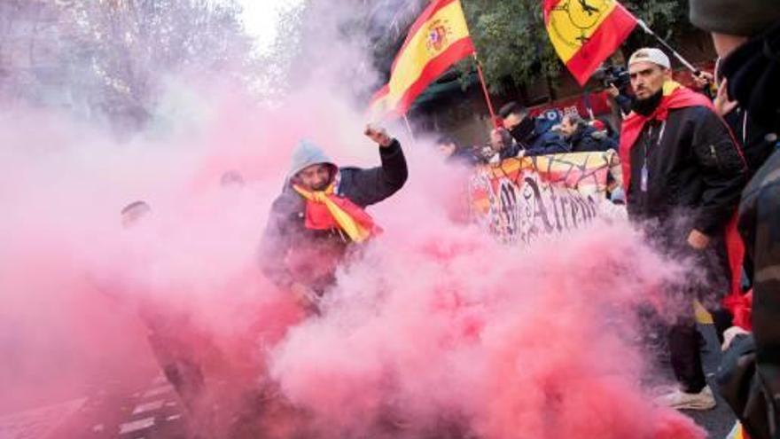 La ultradreta es manifesta davant de la seu