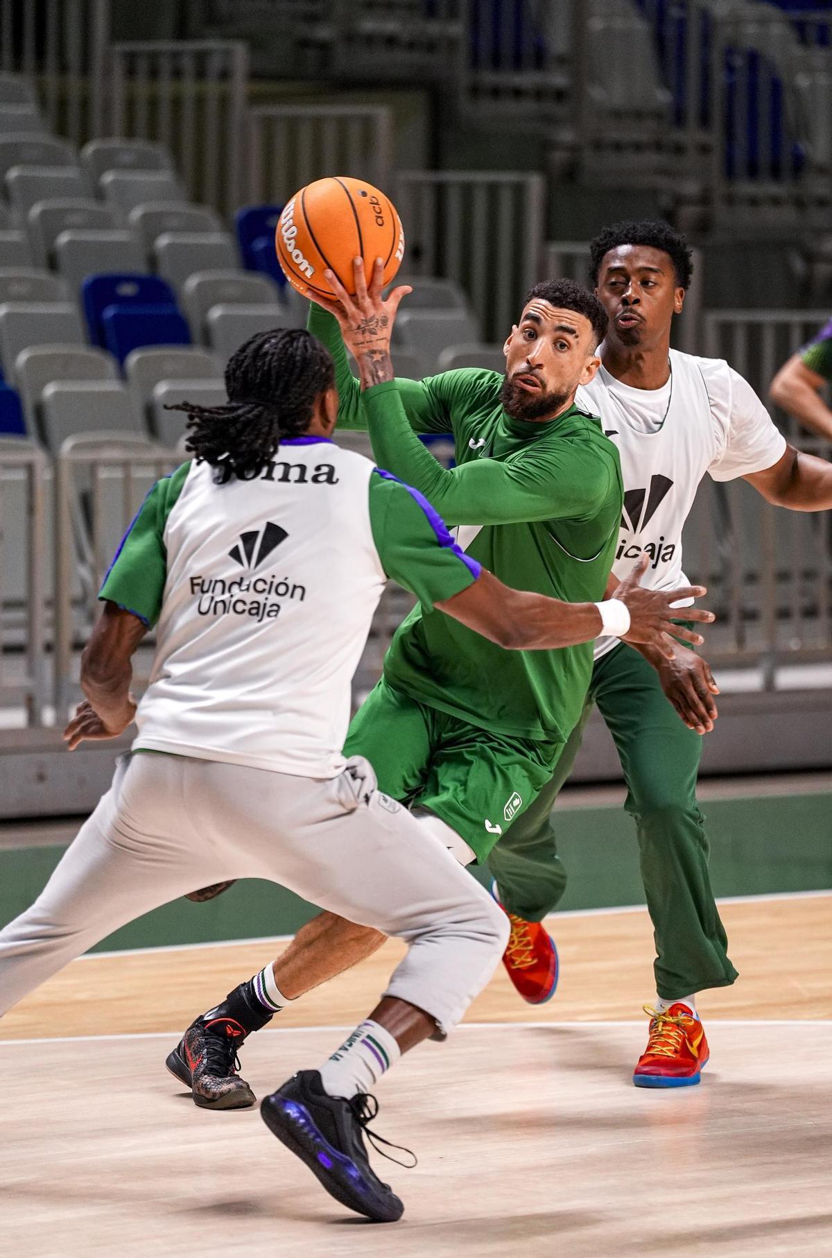 Duarte intenta superar la defensa de Perry.