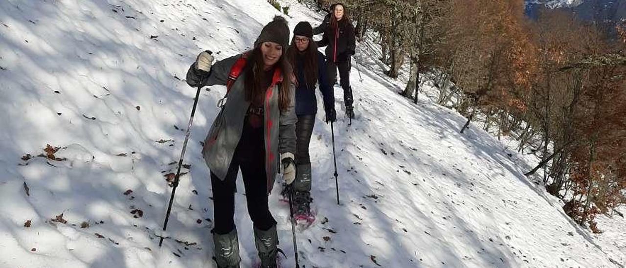 Turistas con raquetas de nieve en los Picos de Europa.