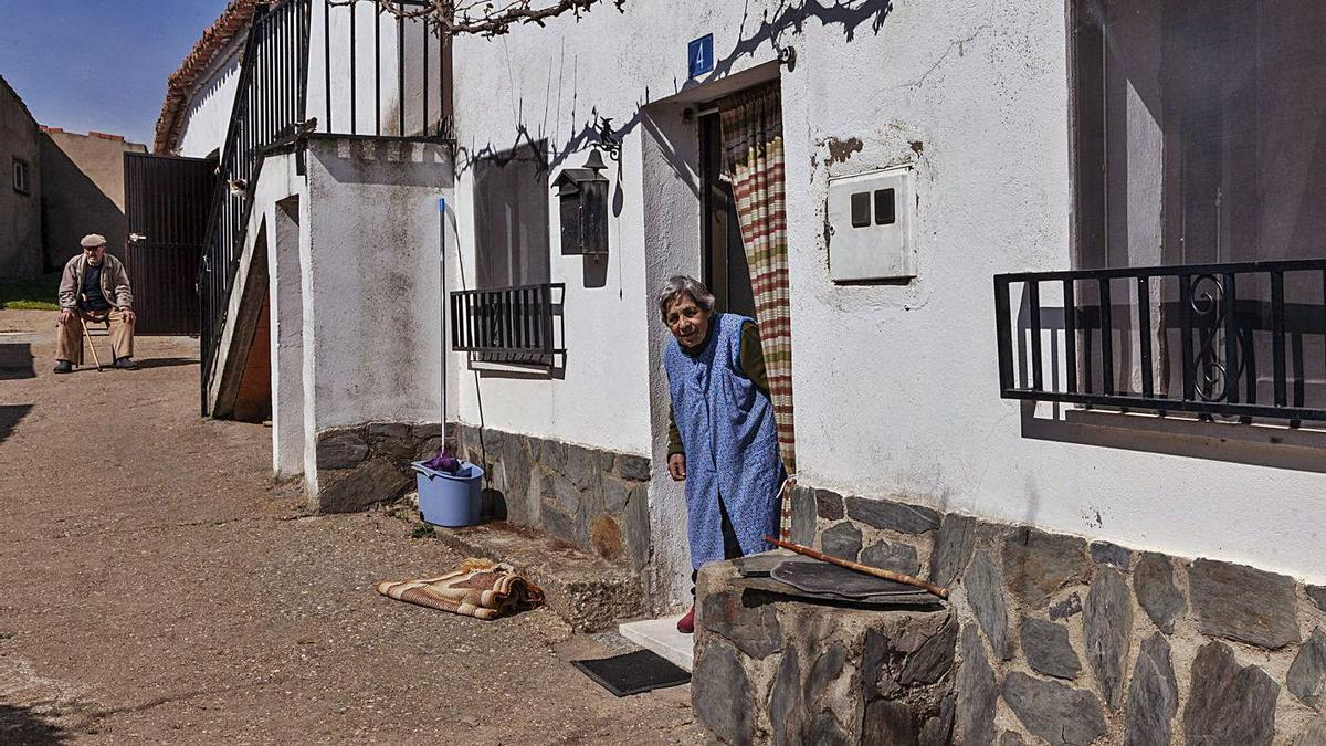 Dos personas mayores, en el barrio de Carrascal, en una imagen de archivo. | Nico Rodríguez