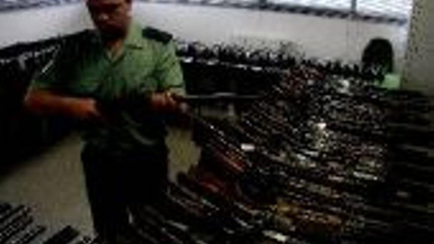La Guardia Civil vende por subasta 353 armas