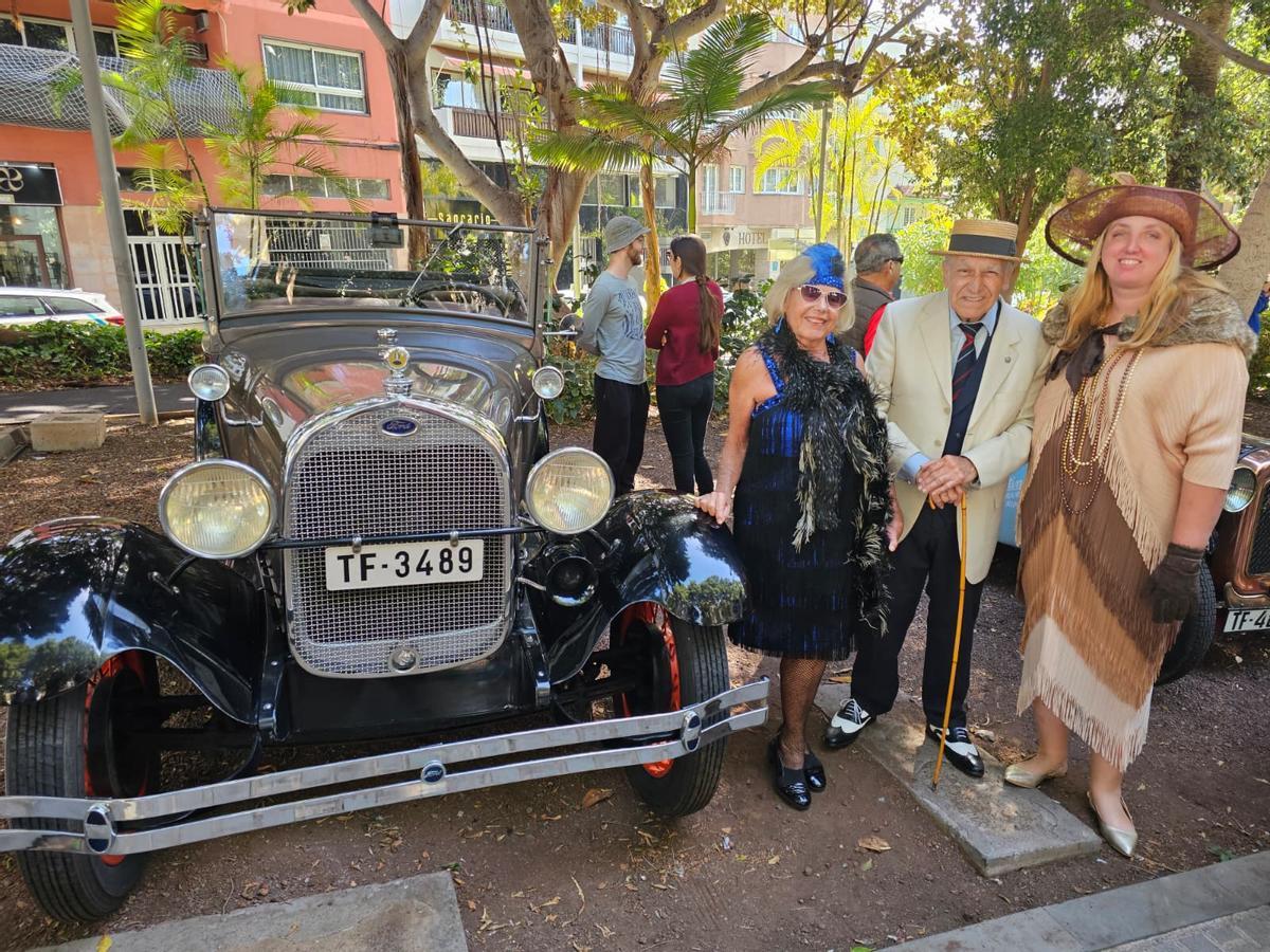 Uno de los coches clásicos en el parque García Sanabria.