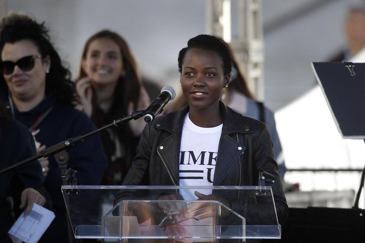 Lupita Nyong'o en la marcha contra la violencia sexual en Los Ángeles