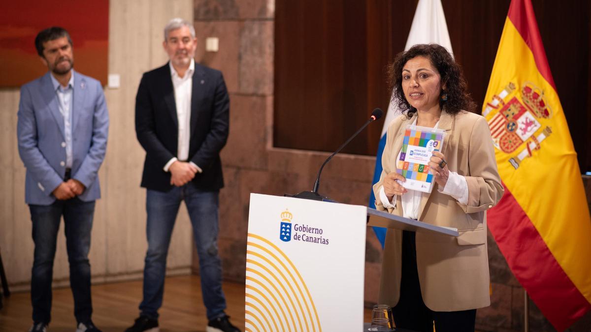 La promotora de la iniciativa, Mónica Dios, presenta el cuaderno junto al presidente del Gobierno, Fernando Clavijo y el rector de la ULL, Francisco García.