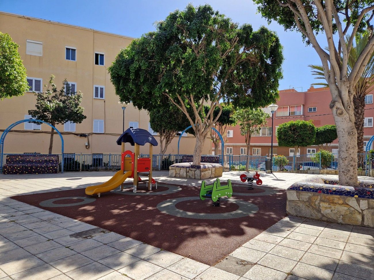 Telde culmina la instalación de nueve parques infantiles en diferentes barrios de la ciudad