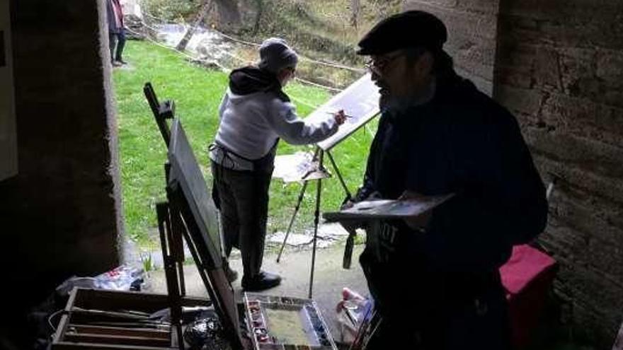 Pintores trabajando el sábado en el monasterio de Villanueva.