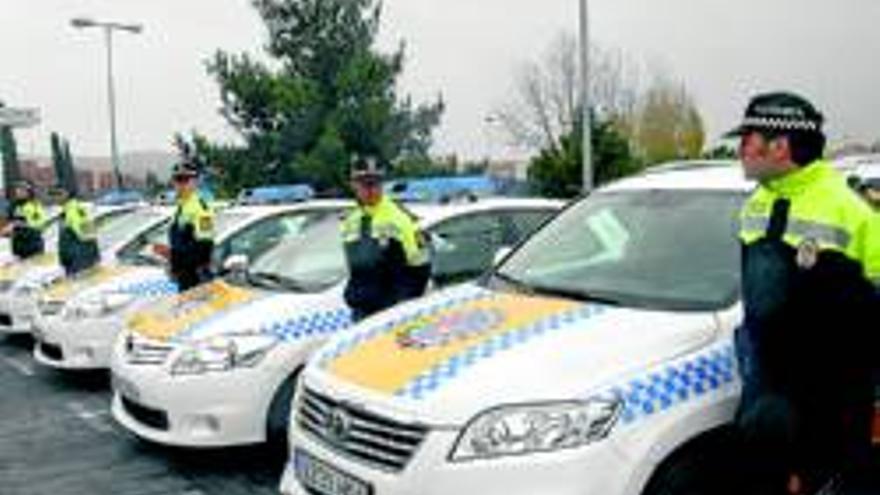 La policía local estrena nueve motocicletas y siete vehículos