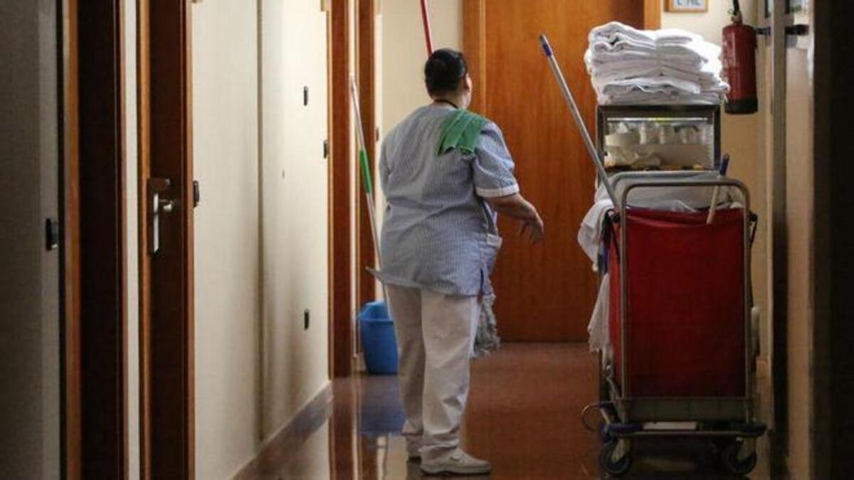 Una trabajadora de un hotel