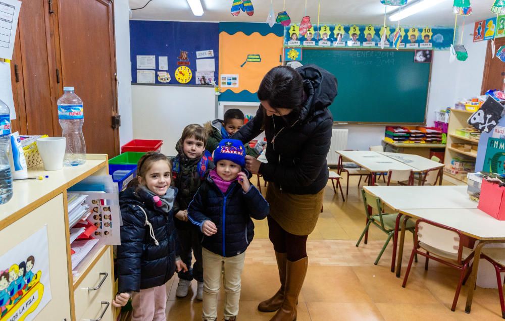 Niños en el patio de la escuela Orxeta, que forma parte de un centro rural agrupado con Sella y Relleu