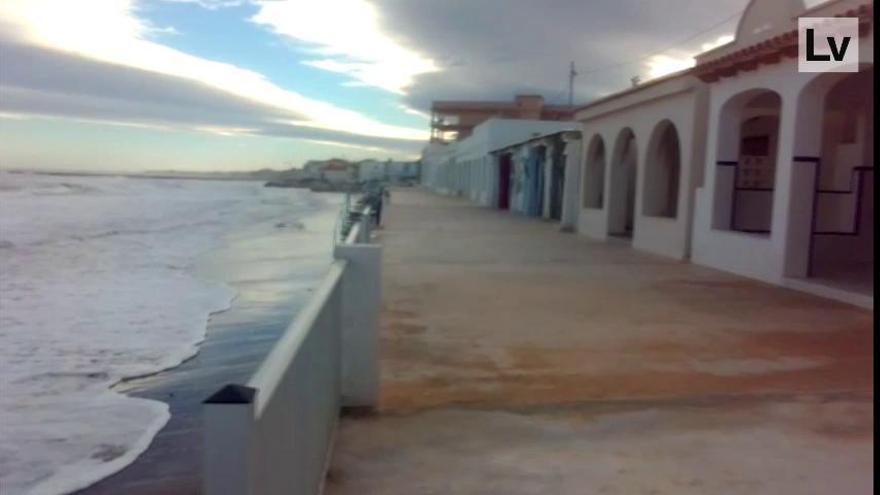 Las olas golpean la primera línea de la playa de Les Deveses en Dénia