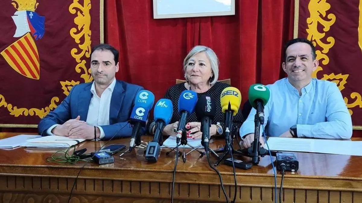 Josué Brito de Vox, a la derecha de la imagen, junto a Juan Amat del PP y a la alcaldesa, Mª Dolores Miralles de PVI.