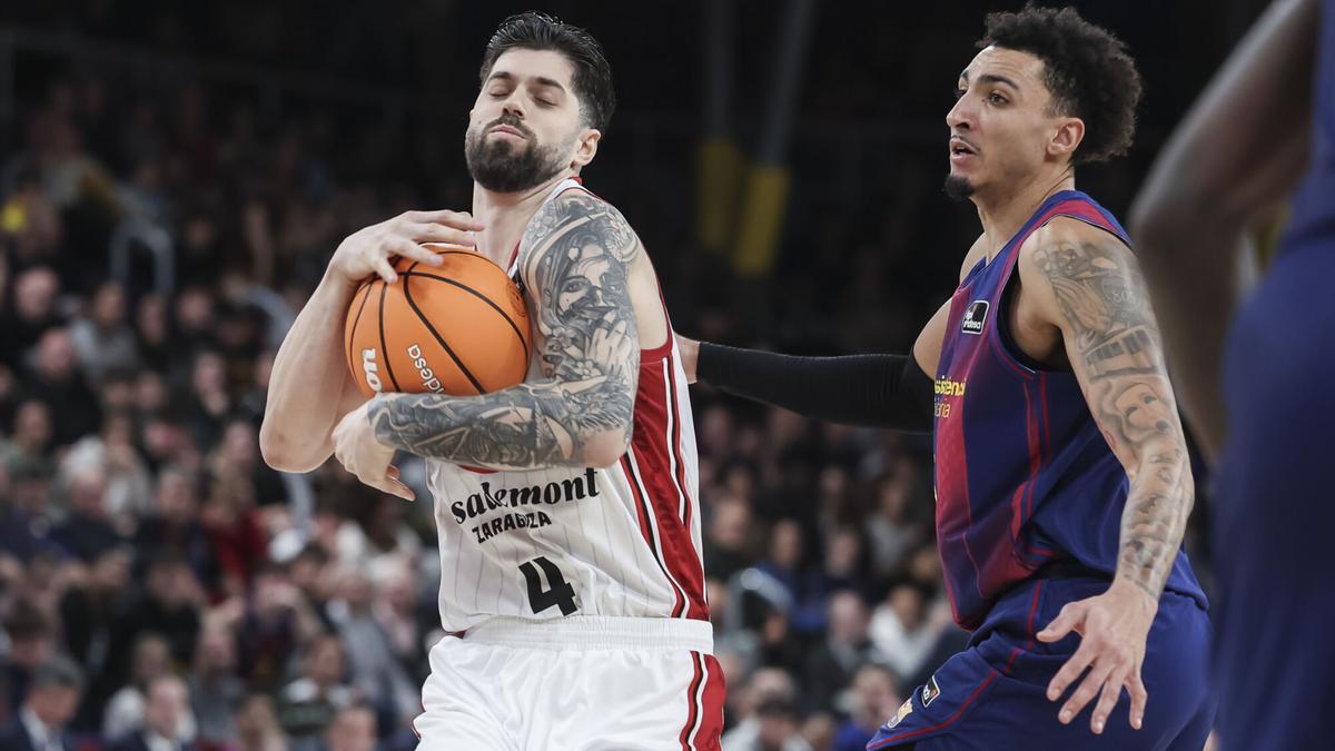 Santi Yusta protege el balón en el duelo frente al Barça.