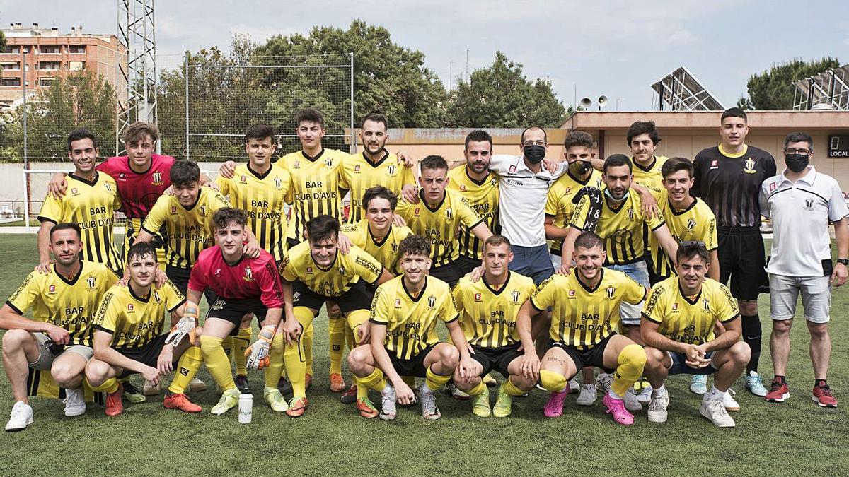 Els jugadors del CE Navàs B han protagonitzat aquesta primavera un meritori ascens de categoria  | OSCAR BAYONA