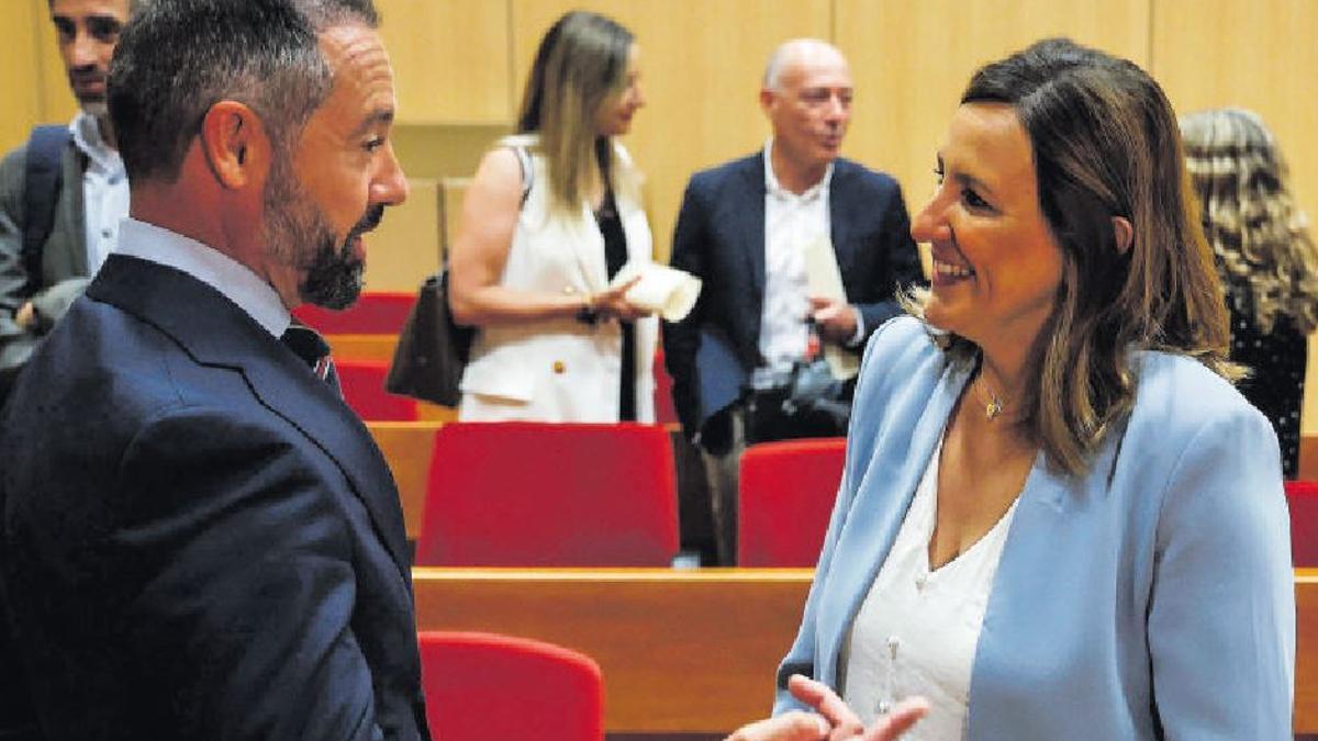 La alcaldesa, Mª José catalá, conversa con Juanma Badenas de Vox