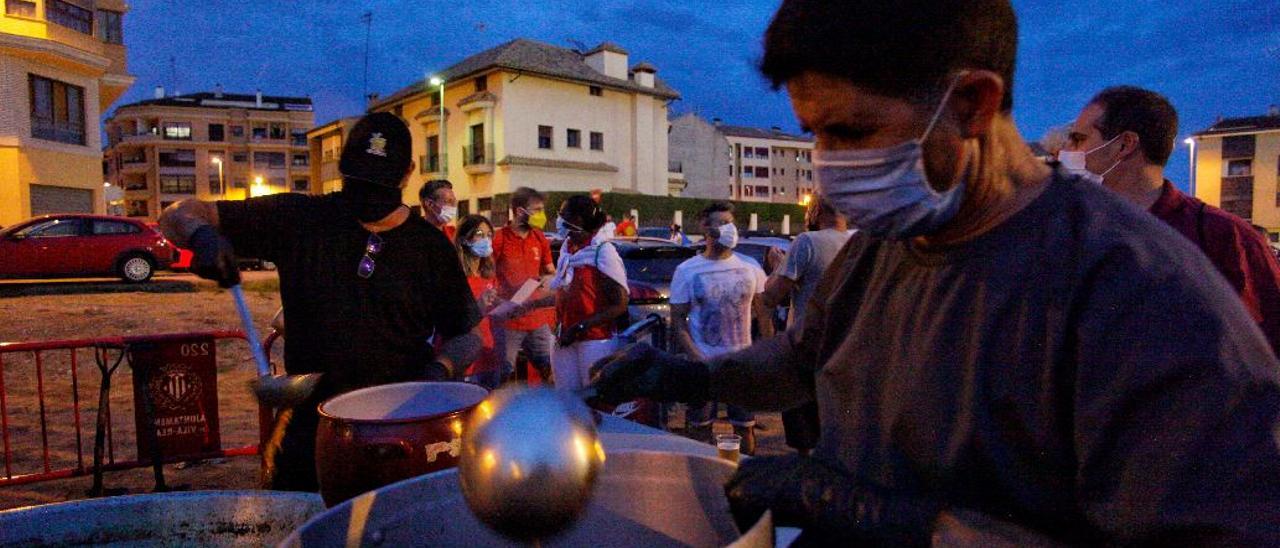 El reparto de ‘tombet’ es uno de los pocos actos que la Comissió de Penyes de Vila-real organizó para las fiestas de la Mare de Déu de Gràcia, en septiembre.