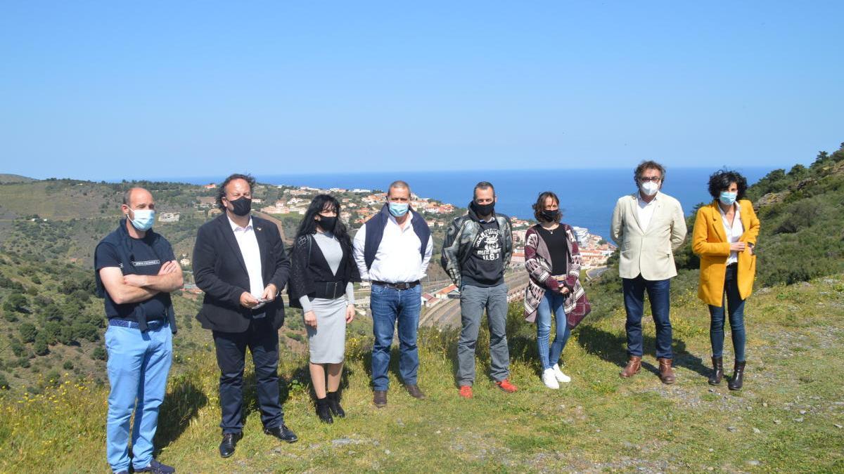 Representants dels dos municipis al Coll de Belitres.