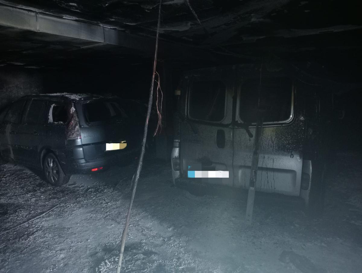 Otros dos vehículos afectados, este lunes en el garaje.
