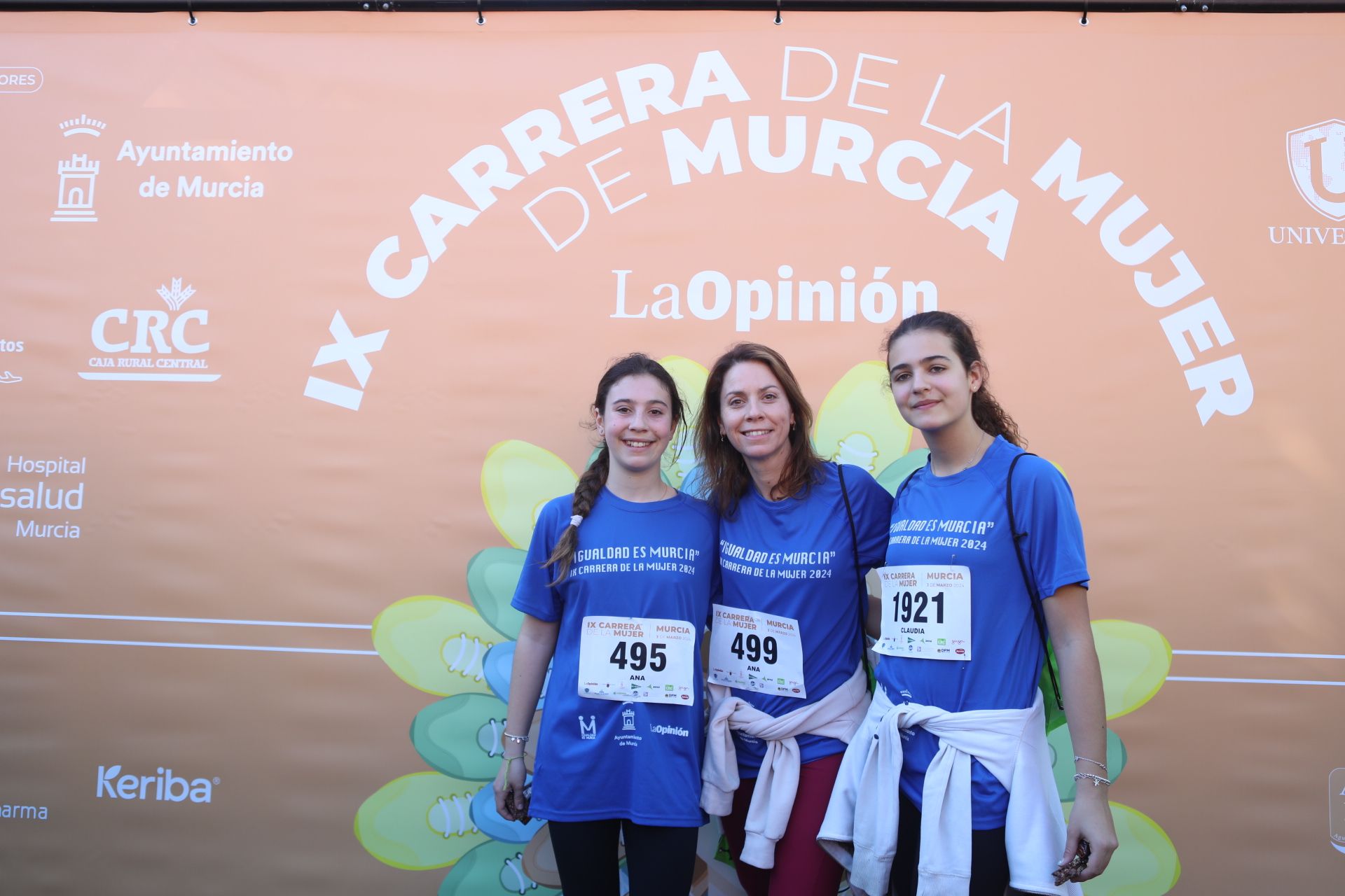 Las participantes posan en el photocall tras finalizar la Carrera de la mujer de Murcia