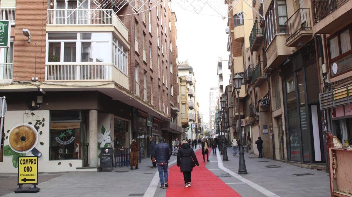 Viandantes en la calle comercial de San Torcuato en la capital zamorana.