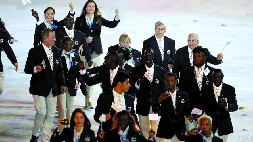 El primer equipo olímpico de refugiados, durante el desfile inaugural de los Juegos de Río.