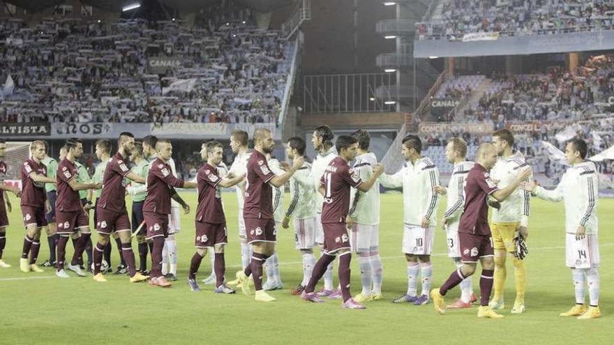 Los jugadores del Deportivo y el Celta en un partido de Liga del año pasado, en Balaídos. // C. Pardellas