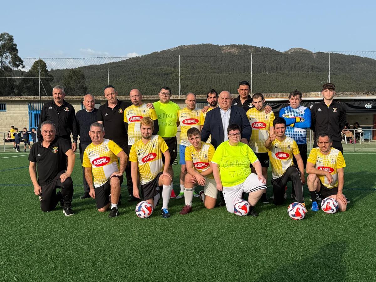 Pablo Prieto con los componentes del equipo Genuine del Vilagarcía en el campo de Berdón.