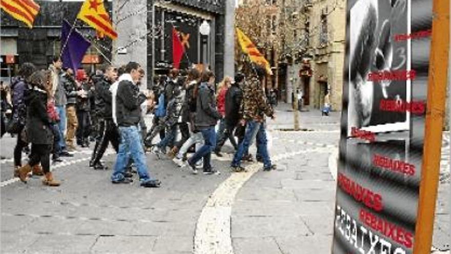 Manifestants que van participar en la convocatòria a Manresa al seu pas pel passeig de Pere III