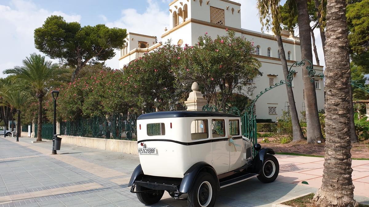 Un coche de época decoró la primera boda en Villa Elisa.