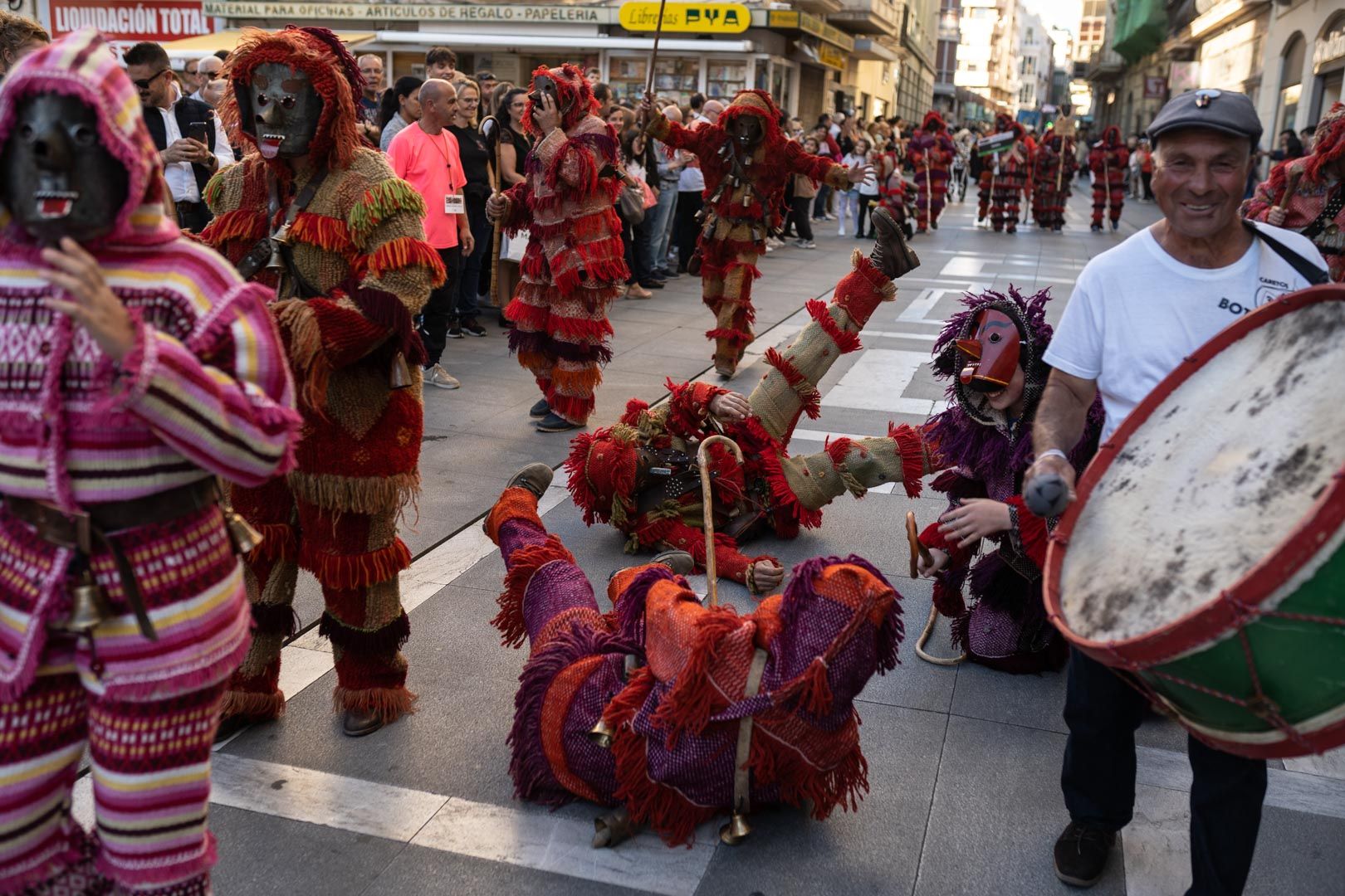 GALERÍA | Las mascaradas llenan de color y alegría el centro de Zamora