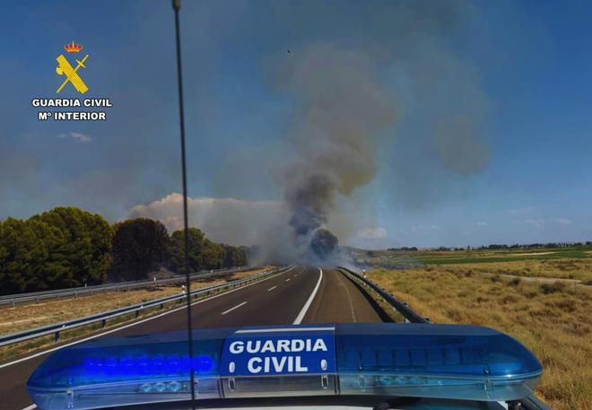 En imágenes I Un incendio en la AP-2, en Zaragoza, obliga a cortar el tráfico