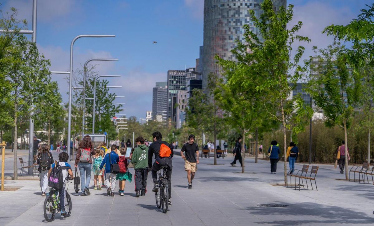 Glòries posa a prova la complicada convivència entre ciclistes i vianants Glòries posa a prova la complicada convivència entre ciclistes i vianants