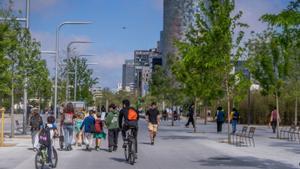 Glòries posa a prova la complicada convivència entre ciclistes i vianants