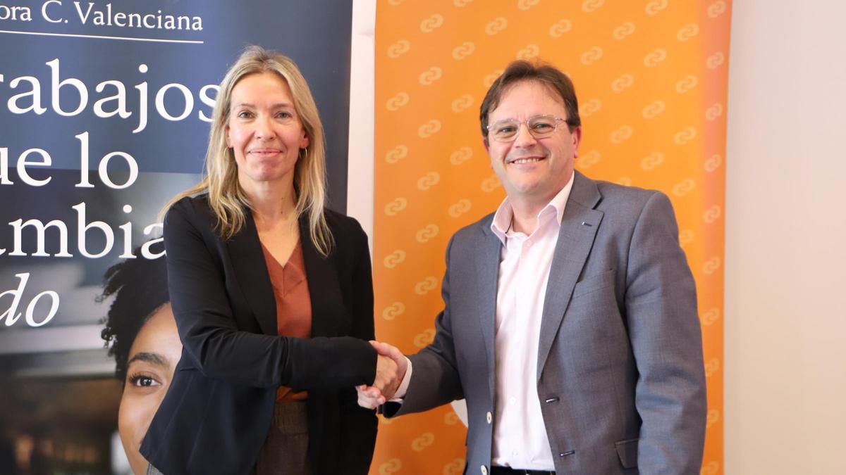 Núria Danés, directora del Área de Inclusión Social de la Fundación «la Caixa» junto a Pedro Hernández, director de Personas y Bienestar de Consum.