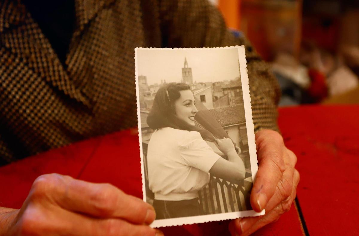 La abuela de Susa asomada al balcón de su vivienda