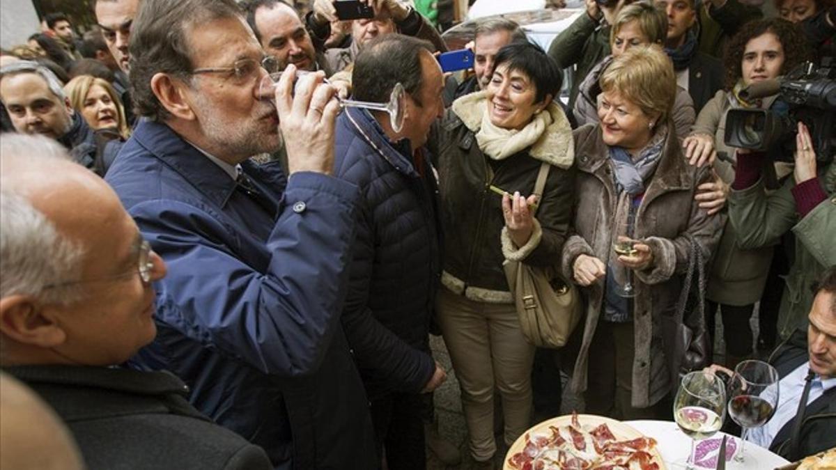 El presidente del Gobierno, Mariano Rajoy, durante su paseo por Logroño antes de ofrecer un mitin electoral