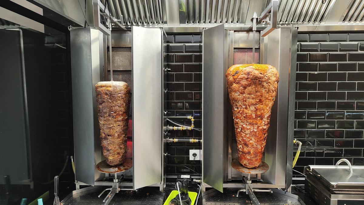 Dos trompos para preparar döner kebab.