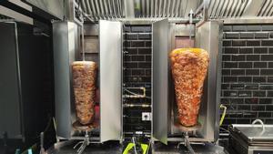Dos trompos para preparar döner kebab.