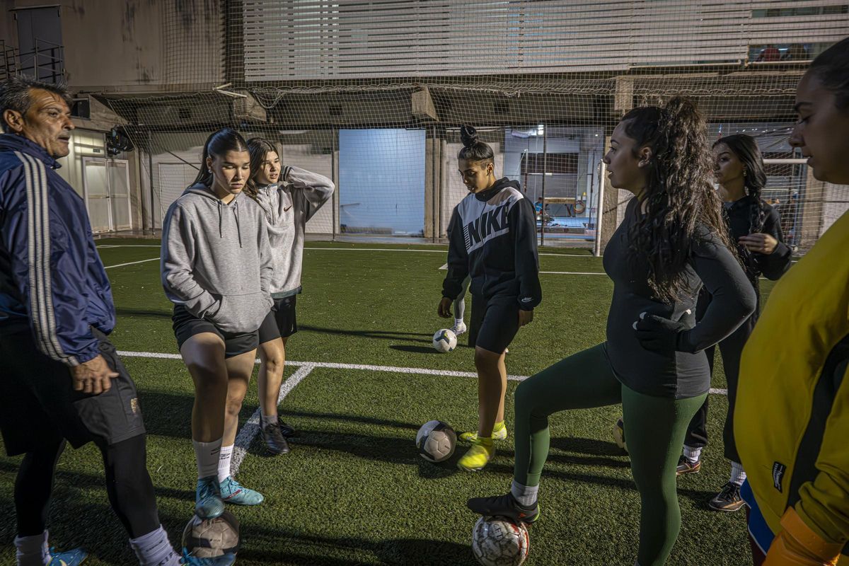 Entrenamiento del primer equipo de fútbol femenino que se crea en el barrio de La Mina