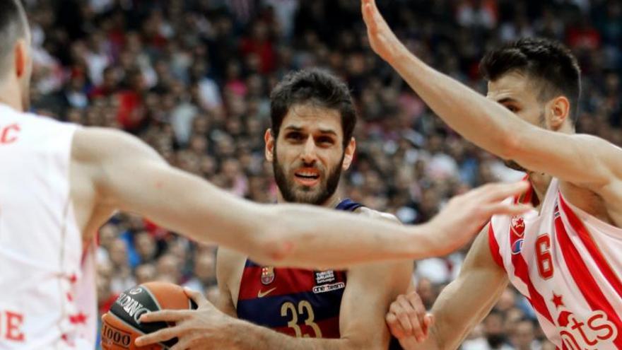 Jenkins (i) y Dangubic (d) ante Perperoglu (c) de FC Barcelona.