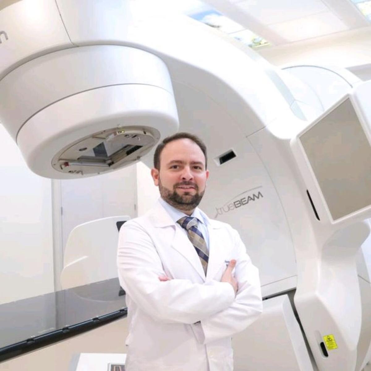 El oncólogo Nereo Guzmán rebate mitos en torno al cáncer.