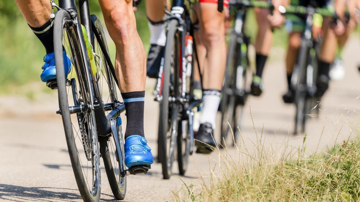 Ciclistes en una carretera.