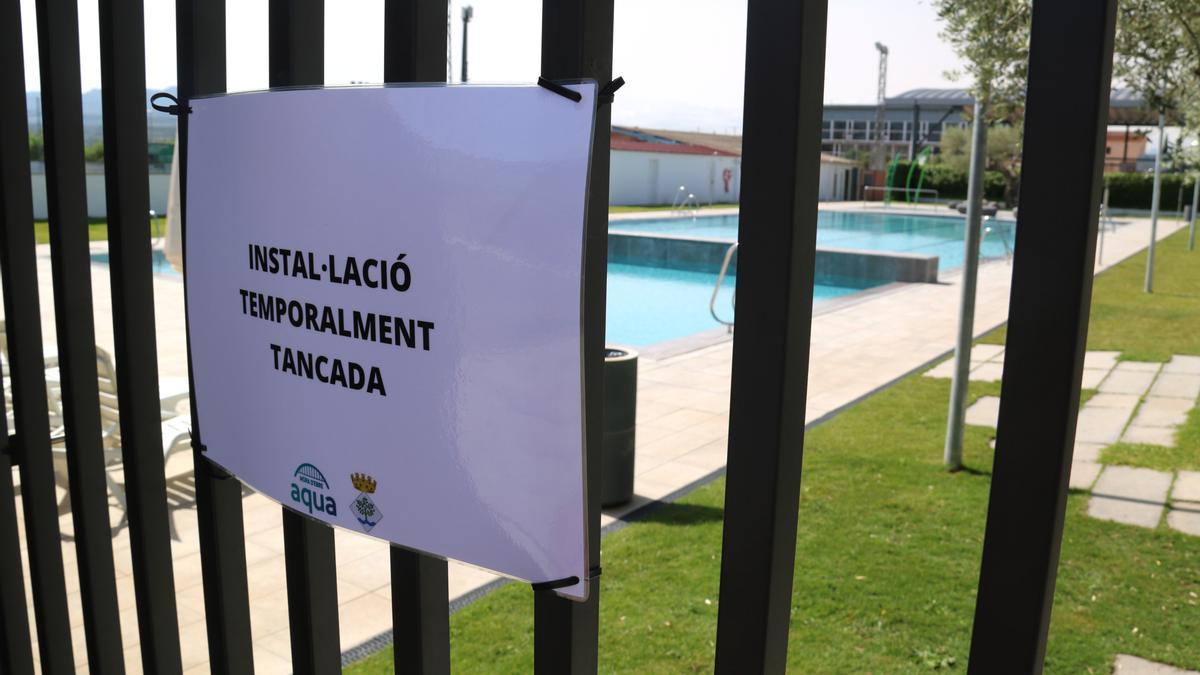 Cartell que informa del tancament de les piscines de Móra d&#039;Ebre arran de l&#039;ofegament d&#039;un nen aquest divendres