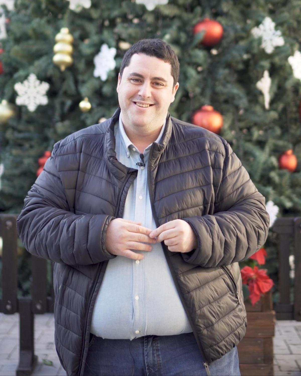 El alcalde de Nules posa frente al gran árbol de la decoración navideña de la ciudad.