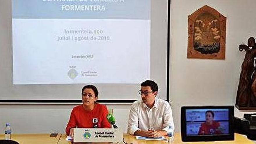 La presidenta del Consell, Alejandra Ferrer, y el conseller de Movilidad, Rafael González, durante la rueda de prensa.