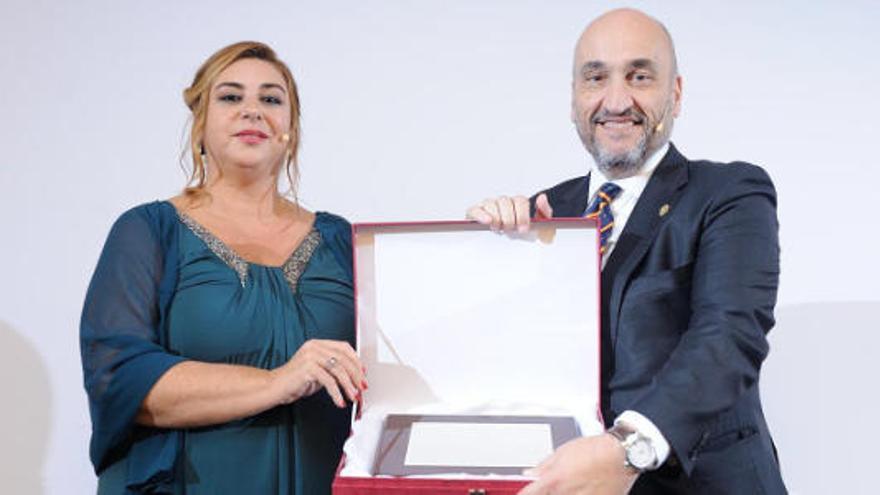 Estefanía Hernández, presidenta del Colegio de Gestores de Santa Cruz de Tenerife, haciendo entrega de una placa conmemorativa a Fernando Santiago Ollero, presidente del consejo General