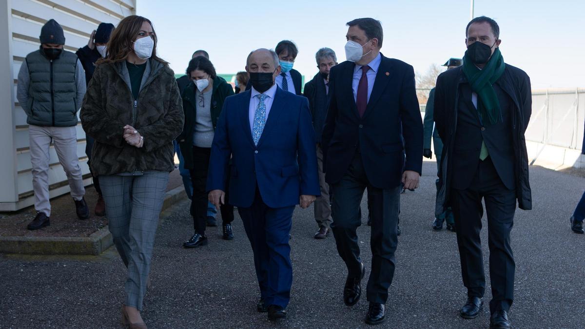 La delegada del Gobierno en Castilla y León, Virginia Barcones; el presidente del Consorcio de Promoción del Ovino, Benjamín Fernández; el ministro de Agricultura, Luis Planas y el subdelegado del Gobierno en Zamora, Ángel Blanco.