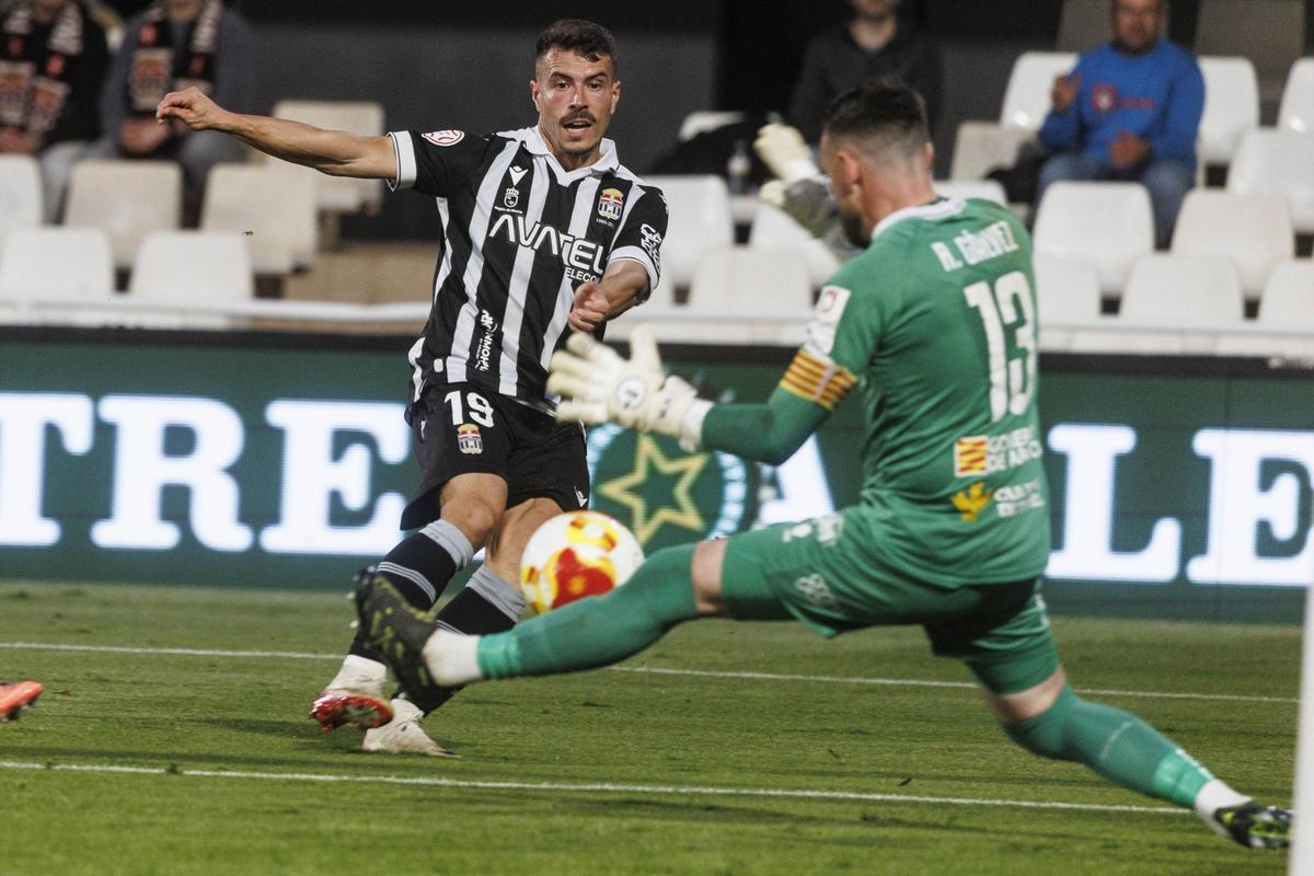 Chiki ante el meta del Teruel.