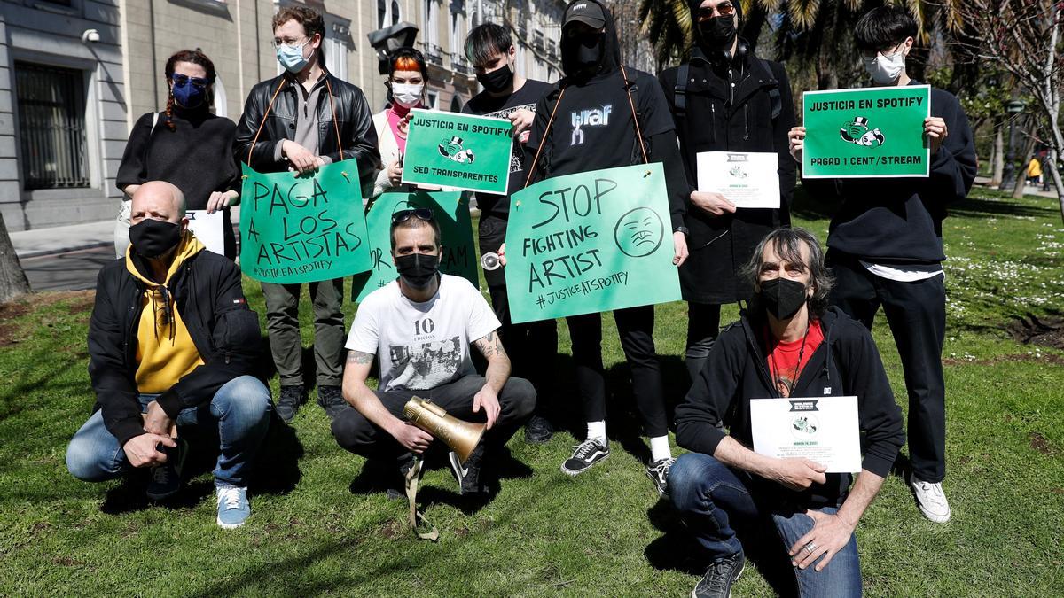 Manifestación frente a la sede de Spotify en Madrid