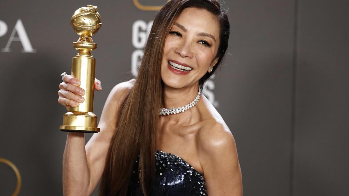 La actriz malasia Michelle Yeoh, con su galardón a Mejor Actriz en una Película Musical o de Comedia.