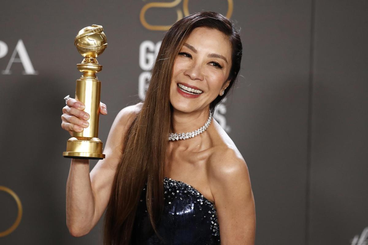 La actriz malasia Michelle Yeoh, con su galardón a Mejor Actriz en una Película Musical o de Comedia.